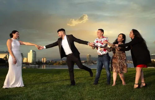 Pareja con amigos en una escena divertida y espontánea. Fotografía de boda con ambiente relajado y festivo por David Sánchez.