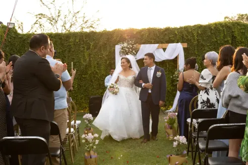 Ceremonia de boda al aire libre con invitados y un hermoso atardecer. Fotografía documental de boda por David Sánchez.