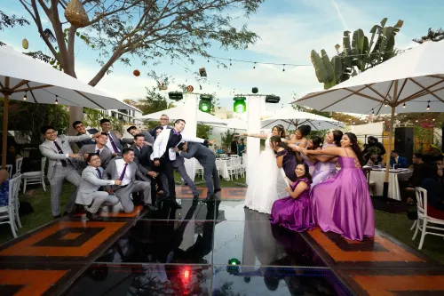 Recepción de boda al aire libre con decoración elegante. Foto de celebración nupcial con invitados por David Sánchez.