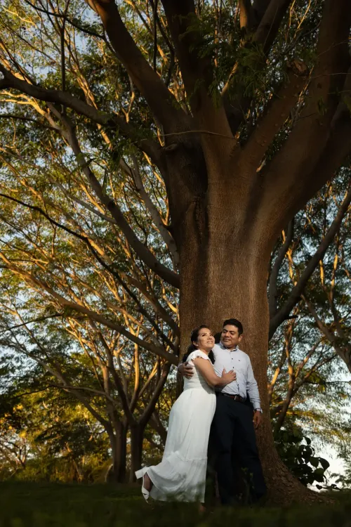 Novios besándose en una estructura arquitectónica impresionante. Imagen artística de boda con composición única por David Sánchez.