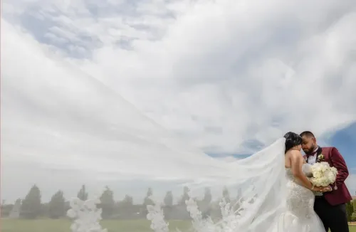 Ceremonia de boda al aire libre con invitados y un hermoso atardecer. Fotografía documental de boda por David Sánchez.